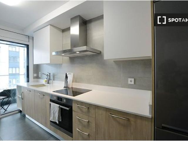 Se alquila habitación en piso de 4 dormitorios en Basurto, Bilbao