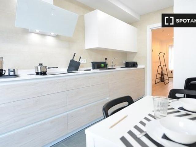 Se alquila habitación en piso de 4 dormitorios en Basurto, Bilbao