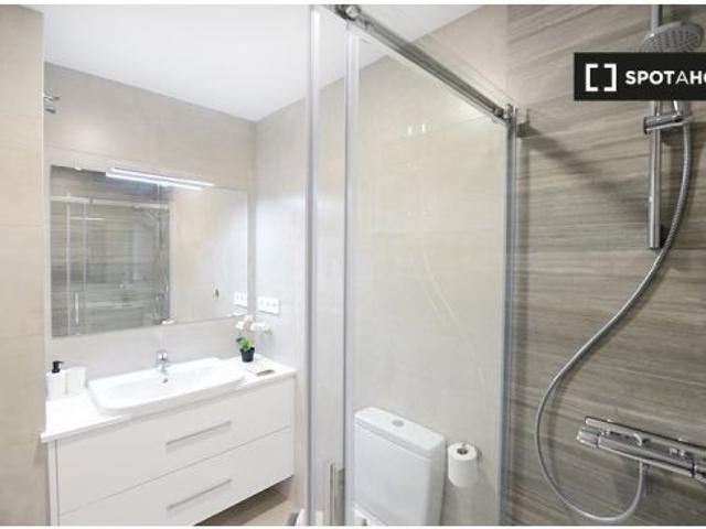 Se alquila habitación en piso de 4 dormitorios en Basurto, Bilbao
