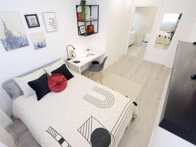 Se alquila habitación en piso de 4 dormitorios en Basurto, Bilbao