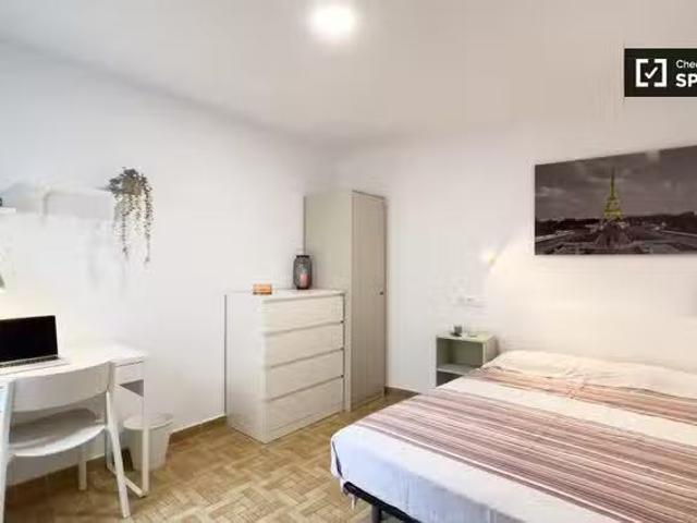 Se alquila habitación en piso de 4 dormitorios en Barcelona