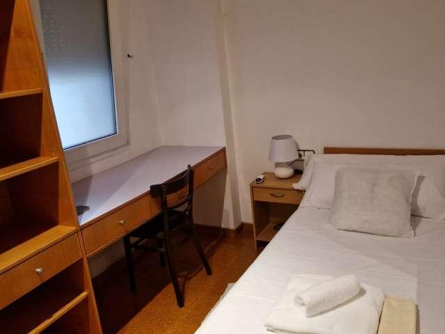 Se alquila habitación en piso de 4 dormitorios en Barcelona