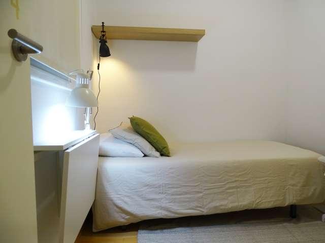 Se alquila habitación en piso de 4 dormitorios en Barcelona
