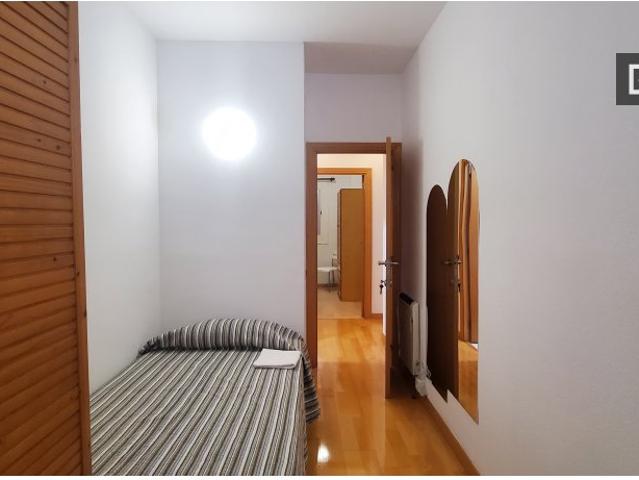 Se alquila habitación en piso de 4 dormitorios en Barcelona