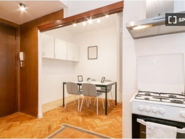 Se alquila habitación en piso de 4 dormitorios en Barcelona