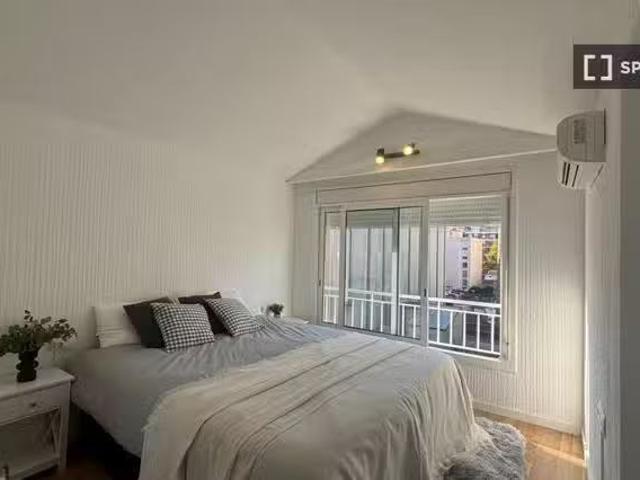 Se alquila habitación en piso de 4 dormitorios en Barcelona