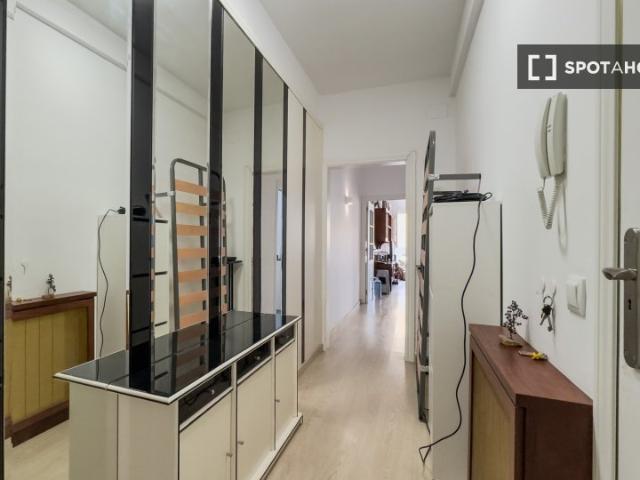 Se alquila habitación en piso de 4 dormitorios en Barcelona