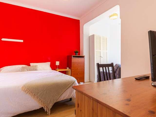 Se alquila habitación en piso de 4 dormitorios en Barcelona