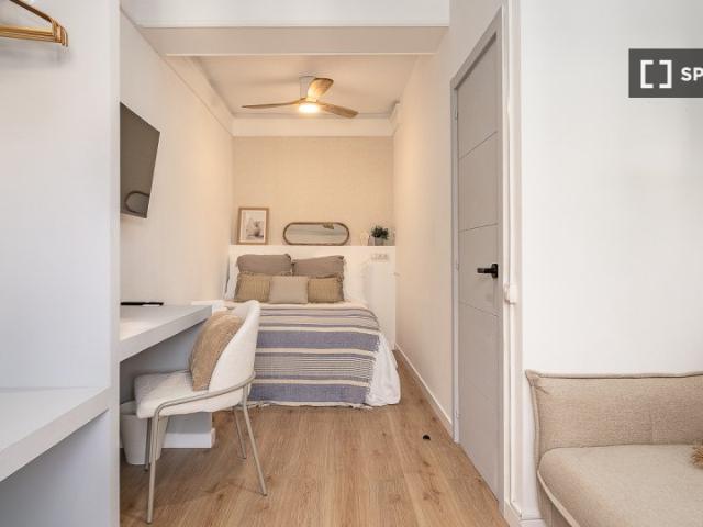 Se alquila habitación en piso de 4 dormitorios en Barcelona