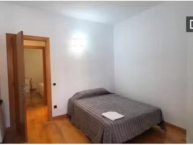 Se alquila habitación en piso de 4 dormitorios en Barcelona