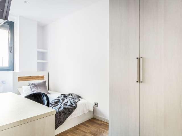 Se alquila habitación en piso de 4 dormitorios en Barcelona