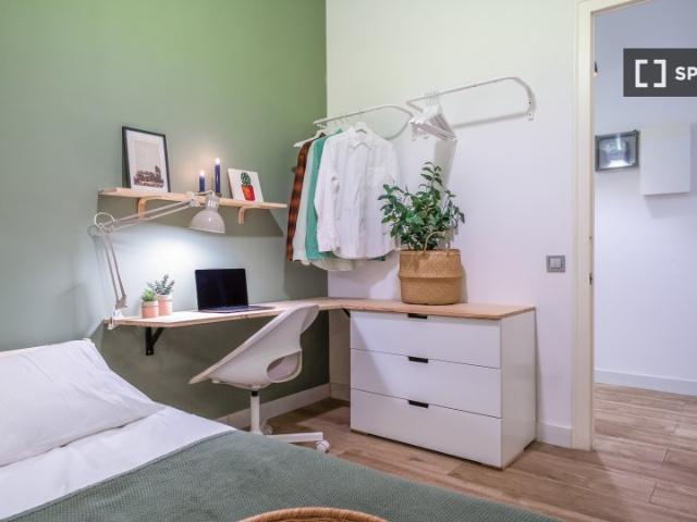 Se alquila habitación en piso de 4 dormitorios en Barcelona