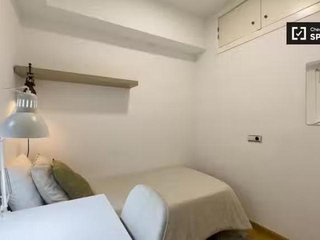 Se alquila habitación en piso de 4 dormitorios en Barcelona