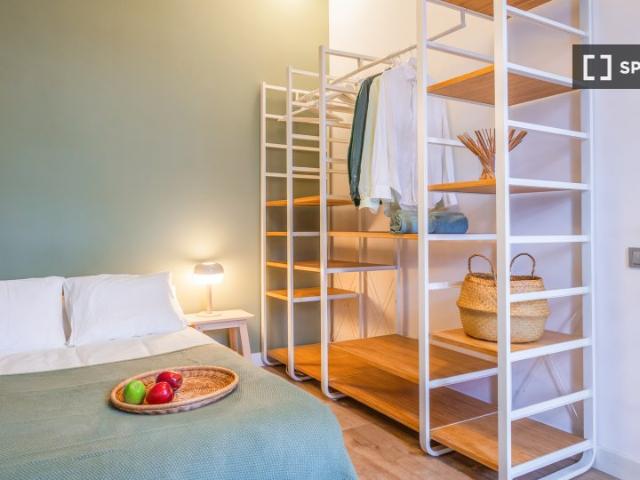 Se alquila habitación en piso de 4 dormitorios en Barcelona