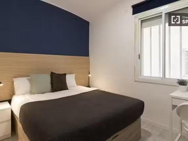 Se alquila habitación en piso de 4 dormitorios en Barcelona