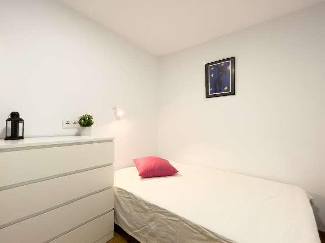 Se alquila habitación en piso de 4 dormitorios en Barcelona