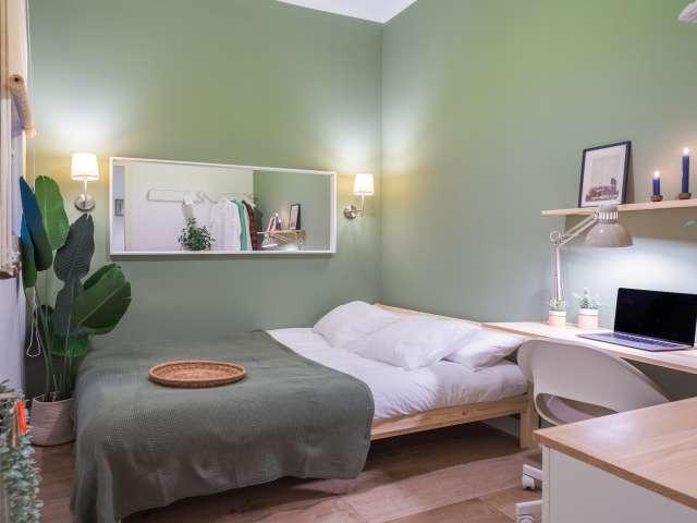 Se alquila habitación en piso de 4 dormitorios en Barcelona