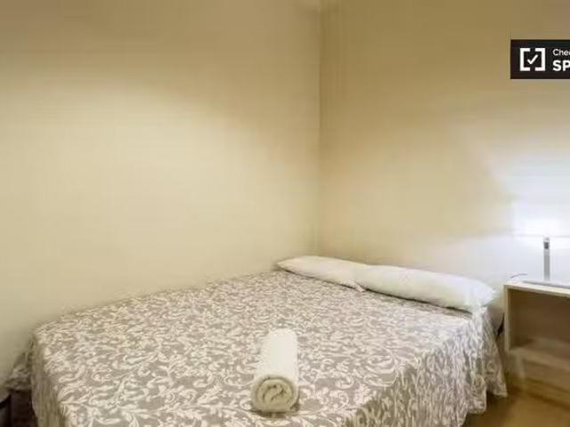 Se alquila habitación en piso de 4 dormitorios en Barcelona