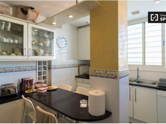 Se alquila habitación en piso de 4 dormitorios en Barcelona