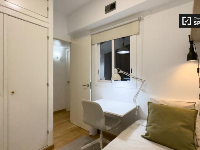 Se alquila habitación en piso de 4 dormitorios en Barcelona