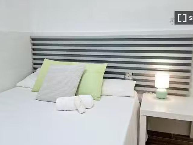 Se alquila habitación en piso de 4 dormitorios en Barcelona