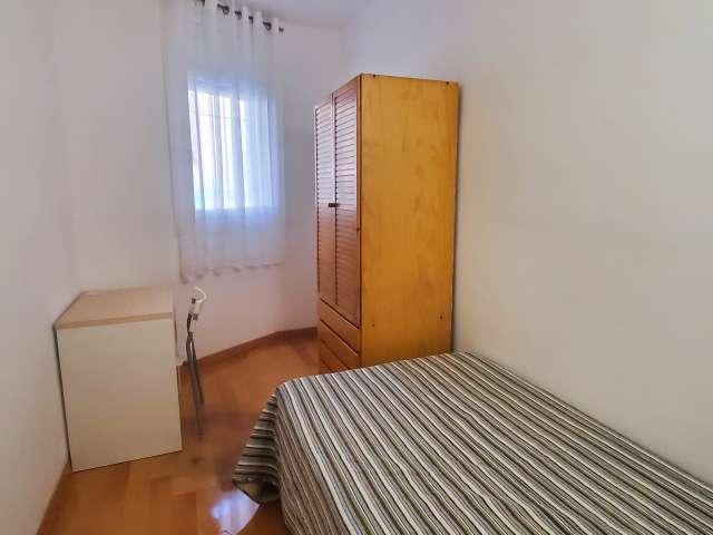 Se alquila habitación en piso de 4 dormitorios en Barcelona