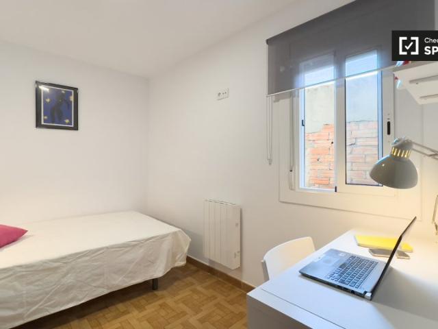 Se alquila habitación en piso de 4 dormitorios en Barcelona