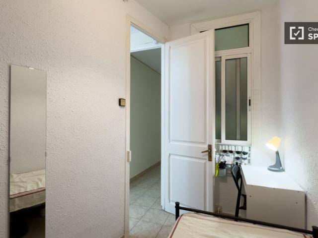 Se alquila habitación en piso de 4 dormitorios en Barcelona