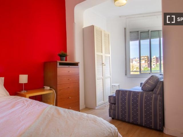 Se alquila habitación en piso de 4 dormitorios en Barcelona
