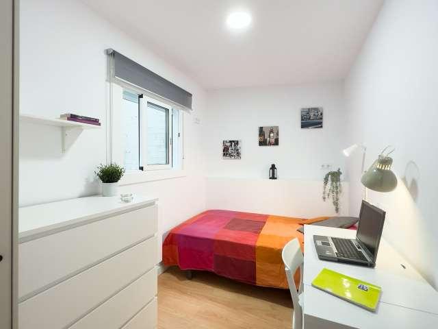 Se alquila habitación en piso de 4 dormitorios en Barcelona