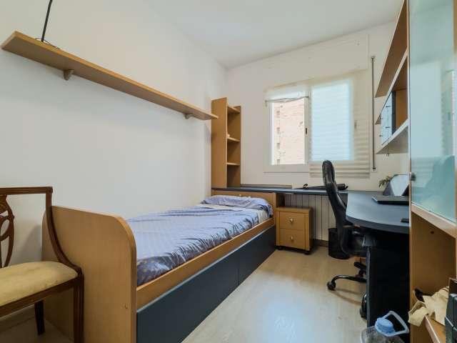 Se alquila habitación en piso de 4 dormitorios en Barcelona