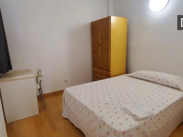 Se alquila habitación en piso de 4 dormitorios en Barcelona