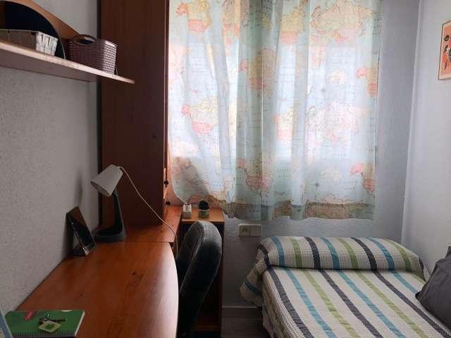 Se alquila habitación en piso de 4 dormitorios en Cartagena, Murcia