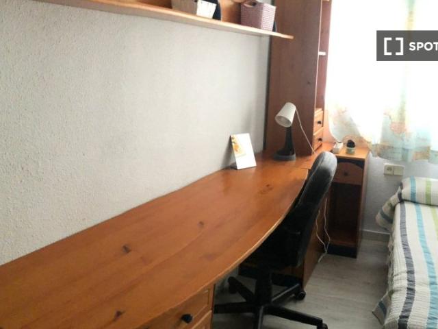 Se alquila habitación en piso de 4 dormitorios en Cartagena, Murcia