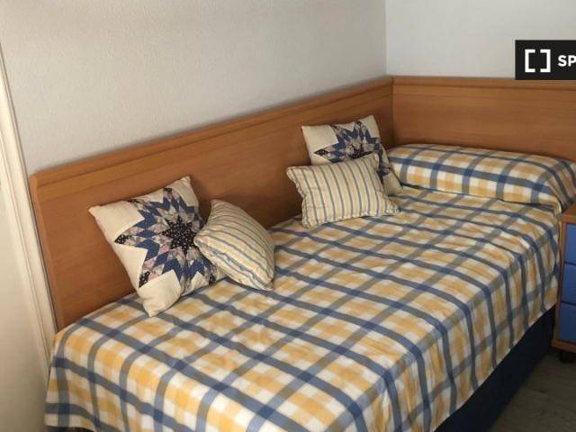 Se alquila habitación en piso de 4 dormitorios en Cartagena, Murcia