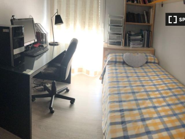 Se alquila habitación en piso de 4 dormitorios en Cartagena, Murcia