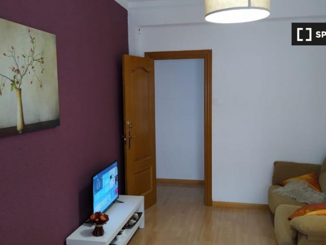 Se alquila habitación en piso de 4 dormitorios en Delicias, Zaragoza