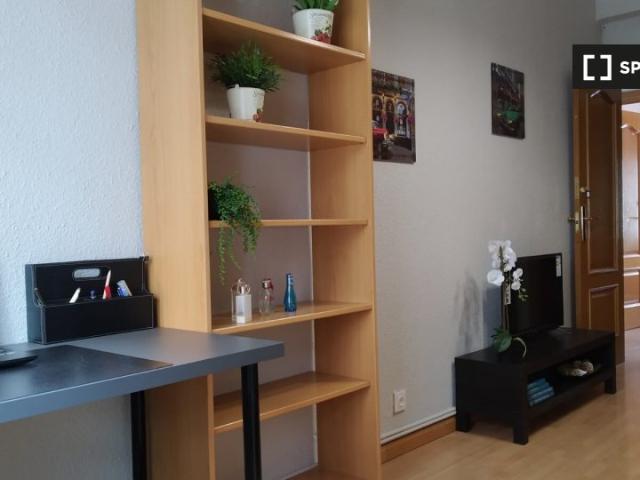Se alquila habitación en piso de 4 dormitorios en Delicias, Zaragoza