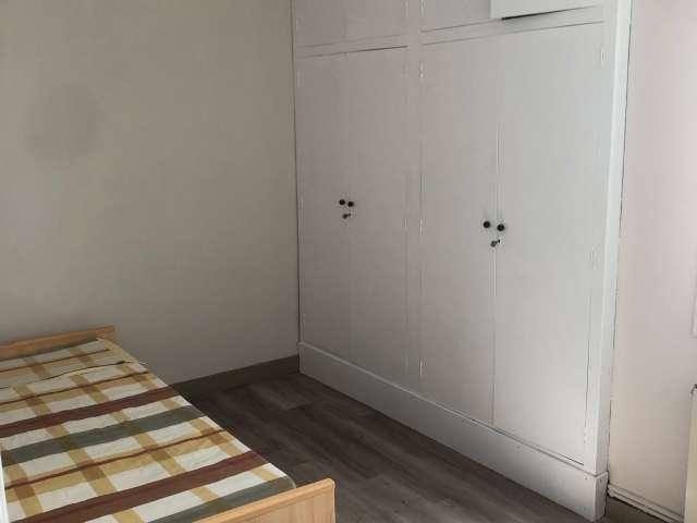 Se alquila habitación en piso de 4 dormitorios en Delicias, Zaragoza