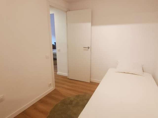 Se alquila habitación en piso de 4 dormitorios en Eixample, Barcelona