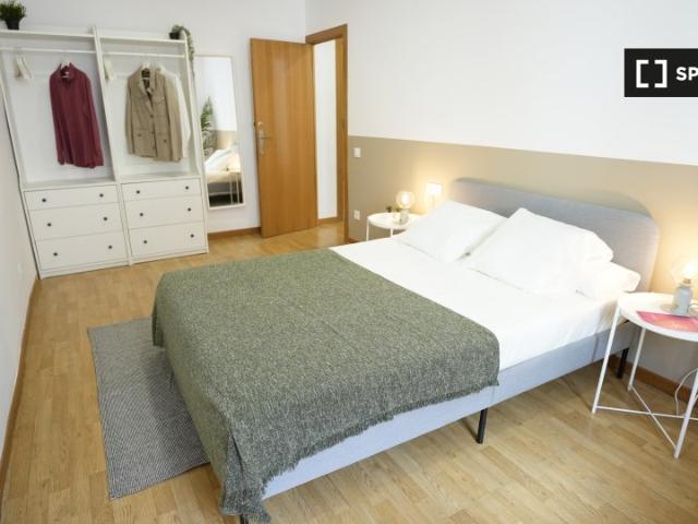 Habitación en piso de 4 habitaciones en alquiler en El Raval, Barcelona