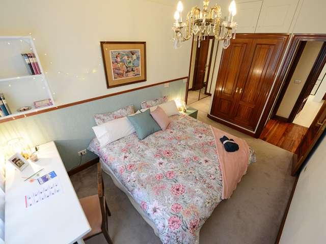 Se alquila habitación en piso de 4 dormitorios en Indautxu, Bilbao