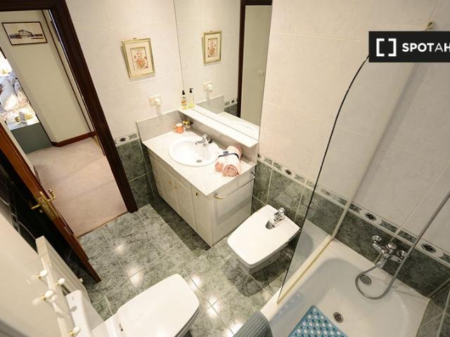 Se alquila habitación en piso de 4 dormitorios en Indautxu, Bilbao