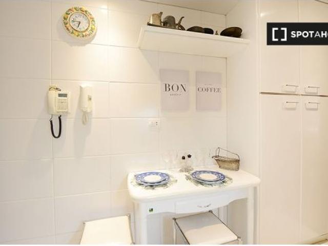 Se alquila habitación en piso de 4 dormitorios en Indautxu, Bilbao