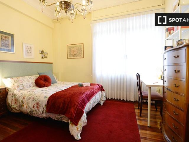 Se alquila habitación en piso de 4 dormitorios en Indautxu, Bilbao