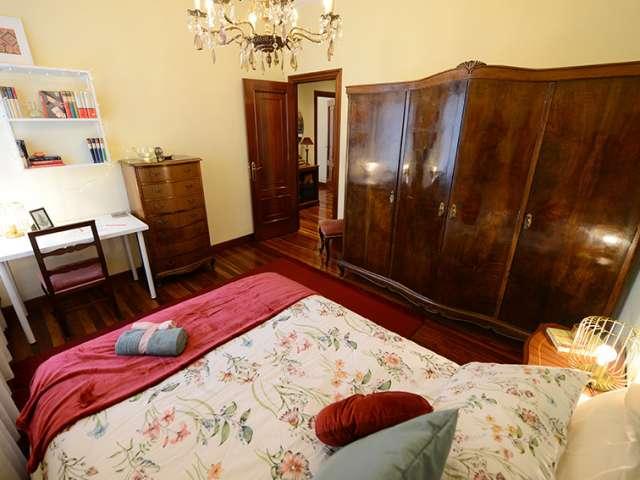 Se alquila habitación en piso de 4 dormitorios en Indautxu, Bilbao