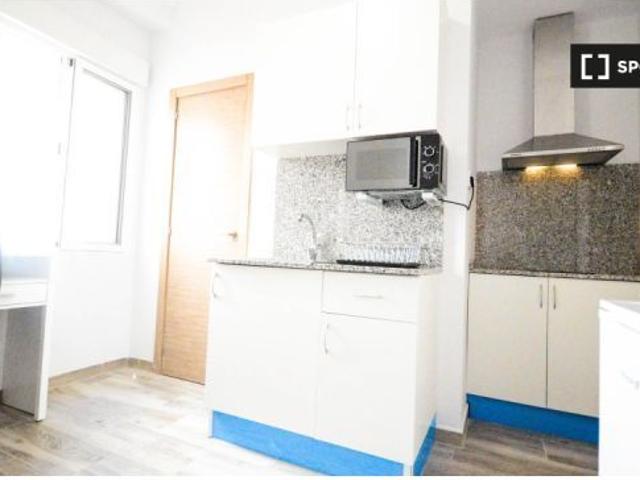 Se alquila habitación en piso de 4 dormitorios en L' Amistat, Valencia