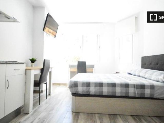 Se alquila habitación en piso de 4 dormitorios en L' Amistat, Valencia
