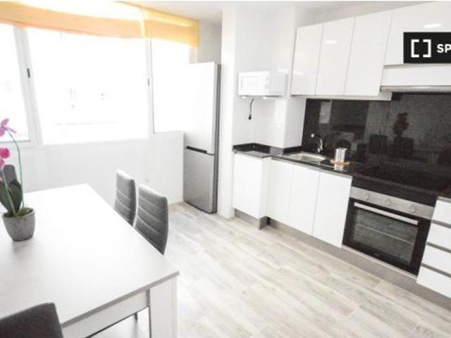 Se alquila habitación en piso de 4 dormitorios en L' Amistat, Valencia