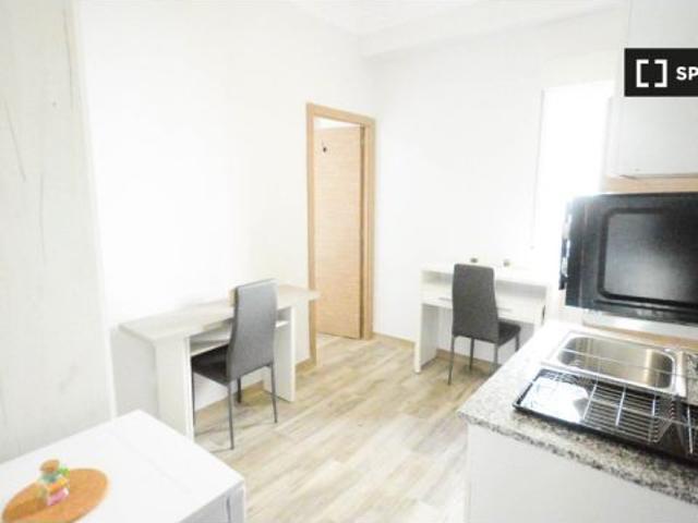 Se alquila habitación en piso de 4 dormitorios en L' Amistat, Valencia
